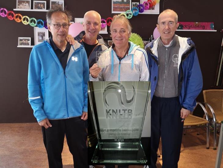 Kampioen 55+ KNLTB 2019 - beker.jpg