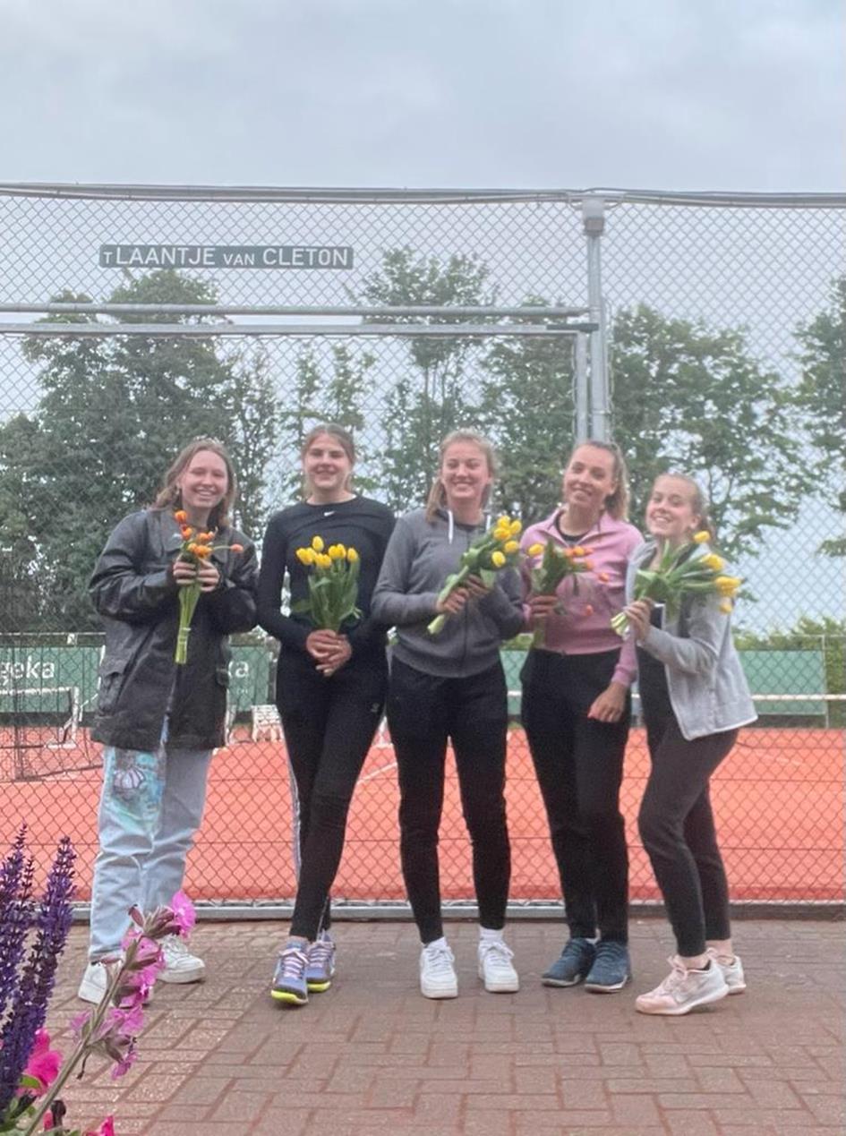 zondag dames 2 kampioenen.jpg