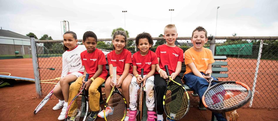 tenniskids-rood-oranje-op-bankje-2017.jpg
