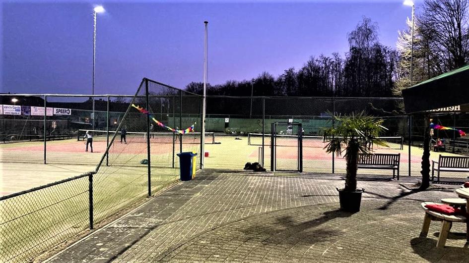 tennissen met LED verlichting bij De kersenplukkers in Kesteren.jpg