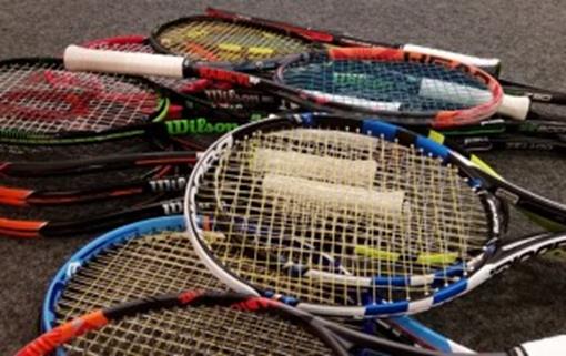 1555_veel_tennis_rackets_(rommelig).jpeg