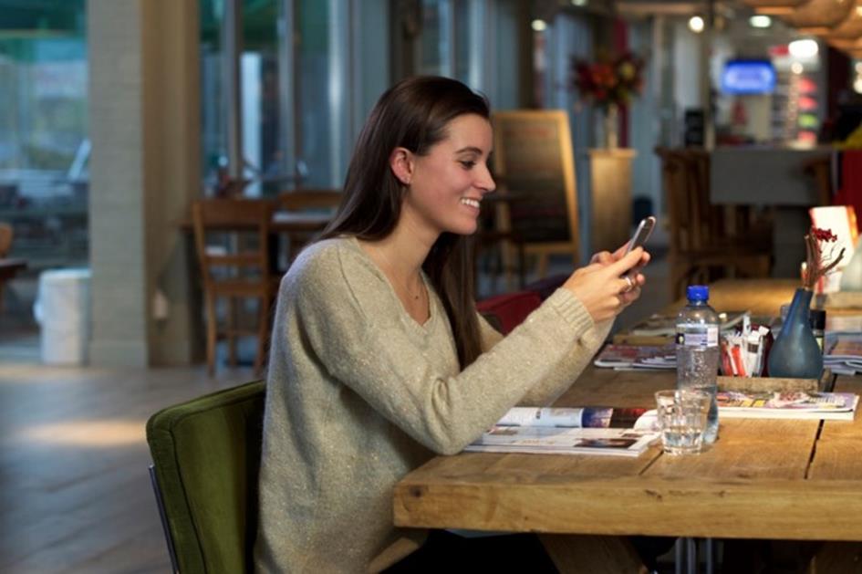 app-gebruikt-aan-tafel.jpg