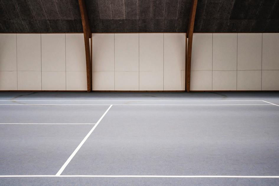 indoor tennisbaan-LM-uns.jpg
