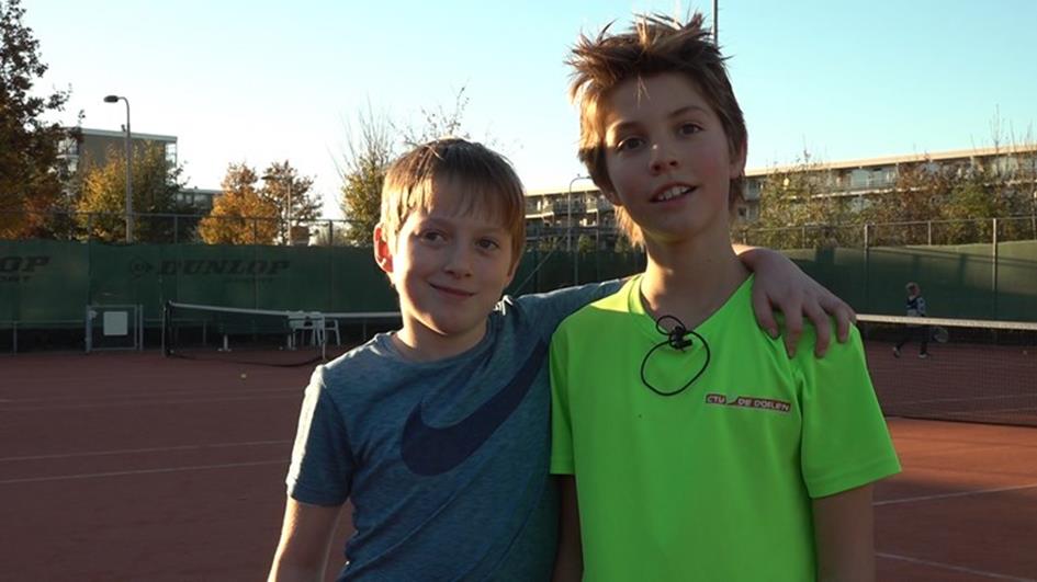Ben-en-Marijn-zijn-blij-dat-ze-alweer-kunnen-tennissen-bij-een-andere-vereniging-Foto-Omroep-Gelderland.jpg